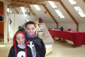 Les enfants fêtes Halloween à la Pyramide Du Loup