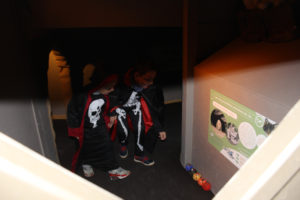 Les enfants fêtes Halloween à la Pyramide Du Loup