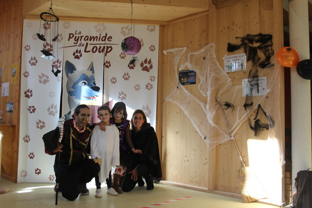 Famille pour Halloween à la Pyramide du loup