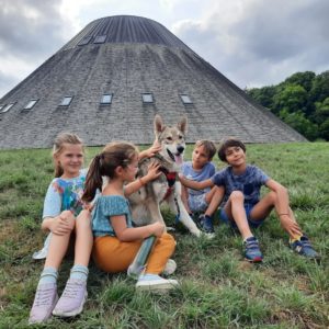 Amarok et les enfants à la pyramide du loup