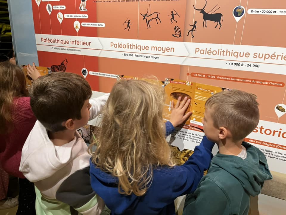 enfants à la Pyramide du loup